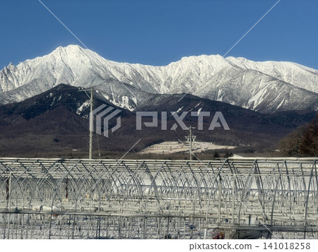 野邊山高原和白雪皚皚的八嶽山脈上的農業溫室。 141018258