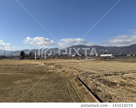 冬季，長野市川中島町的鄉村景色和蔚藍的天空盡收眼底。 141018259
