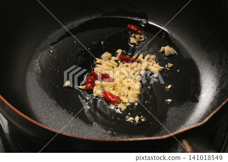 How to fry garlic and chili peppers in olive oil How to fry garlic and chili peppers in olive oil 141018549