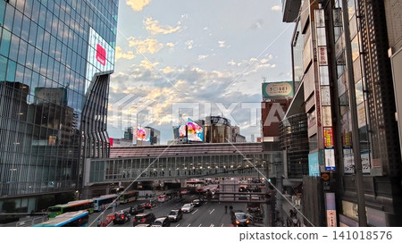 從東京澀谷區的城市景觀可以看到澀谷東口人行天橋。 從東京澀谷區的城市景觀可以看到澀谷東口人行天橋。 141018576