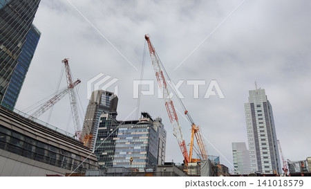 東京澀谷的城市景觀:大型開發案中,巨型起重機正在工作。 東京澀谷的城市景觀:大型開發案中,巨型起重機正在工作。 141018579