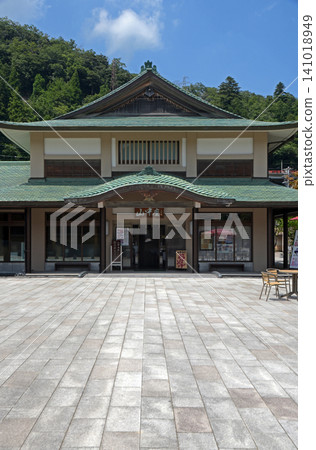 Yamanaka-za, a hot spring inn featuring Yamanaka-bushi folk songs (Kaga City, Ishikawa Prefecture) Yamanaka-za, a hot spring inn featuring Yamanaka-bushi folk songs (Kaga City, Ishikawa Prefecture) 141018949