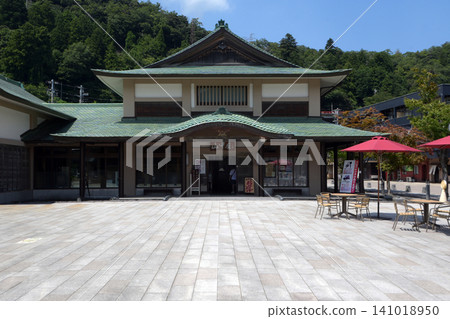 Yamanaka-za, a hot spring inn featuring Yamanaka-bushi folk songs (Kaga City, Ishikawa Prefecture) Yamanaka-za, a hot spring inn featuring Yamanaka-bushi folk songs (Kaga City, Ishikawa Prefecture) 141018950