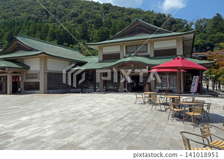 Yamanaka-za, a hot spring inn featuring Yamanaka-bushi folk songs (Kaga City, Ishikawa Prefecture) Yamanaka-za, a hot spring inn featuring Yamanaka-bushi folk songs (Kaga City, Ishikawa Prefecture) 141018951
