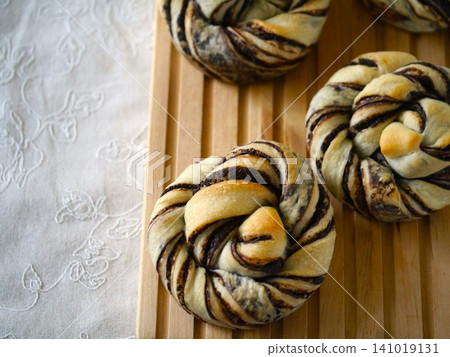 White chocolate bread, baguette board version 141019131