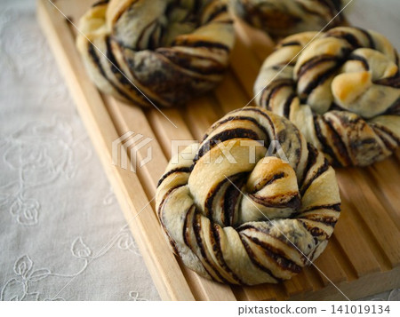 White chocolate bread, baguette board version 141019134