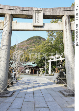 Torii gate and Miyajidake mountain (vertical view) Torii gate and Miyajidake mountain (vertical view) 141019172