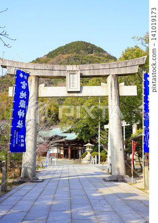 Miyajidake Mountain and the approach to the shrine (vertical) Miyajidake Mountain and the approach to the shrine (vertical) 141019173
