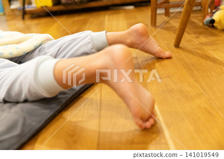 躺著的孩子的腳 躺著的孩子的腳 141019549