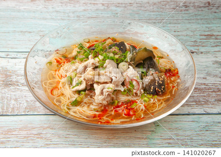 辣味素麵配豬肉和茄子 辣味素麵配豬肉和茄子 141020267