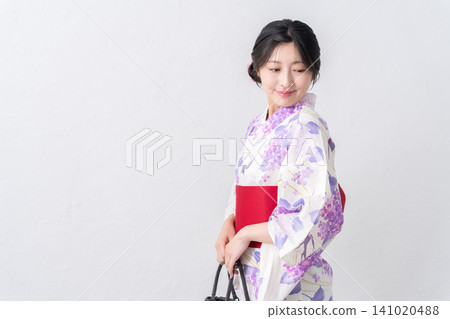 一個女人穿著浴衣 141020488