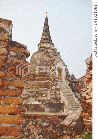 The historic stupa of Wat Phra Si Sanphet peeking out from between the old city walls (Ayutthaya, Thailand) The historic stupa of Wat Phra Si Sanphet peeking out from between the old city walls (Ayutthaya, Thailand) 141021061