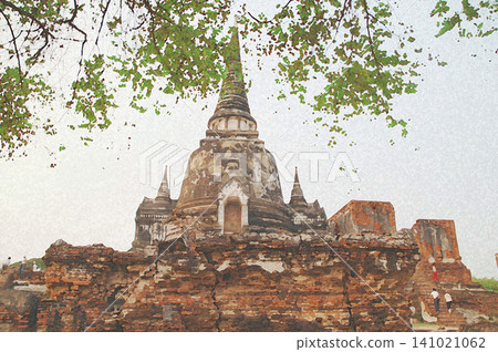 The stupa of Wat Phra Si Sanphet stands majestically, enveloped in the soft, lush green leaves of spring (Ayutthaya, Thailand). 141021062