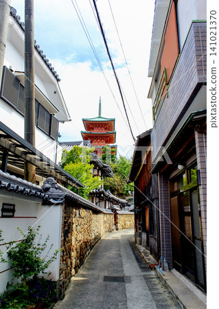 [Kagawa] Summer on Shodoshima Island: A labyrinthine town and the three-story pagoda of Saikoji Temple 141021370