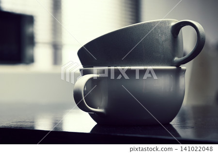兩個疊在一起的湯杯 兩個疊在一起的湯杯 141022048