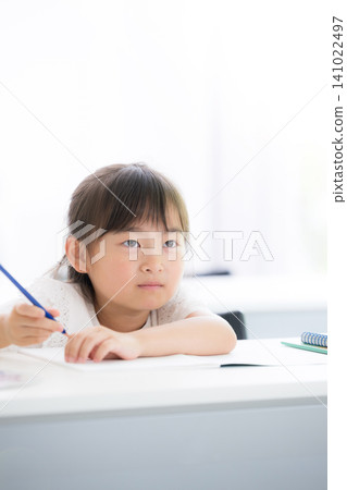 Images of a girl around kindergarten or elementary school age, related to cram school, school, exams, studying, learning, challenges, and growth. 141022497