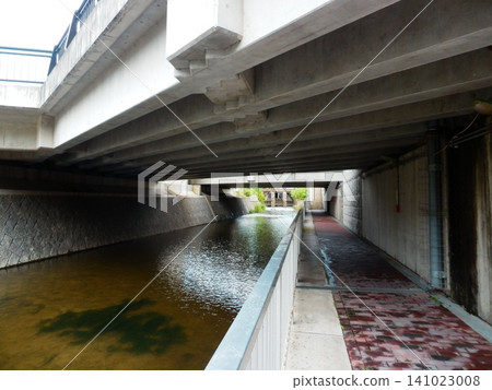 Waterway and promenade under the elevated structure Waterway and promenade under the elevated structure 141023008