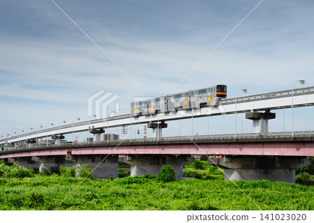 多摩單軌列車從多摩川立火橋上經過。 多摩單軌列車從多摩川立火橋上經過。 141023020
