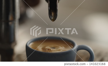 closeup espresso pour in ceramic cup closeup espresso pour in ceramic cup 141023168