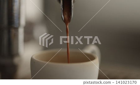 closeup espresso pour in ceramic cup closeup espresso pour in ceramic cup 141023170