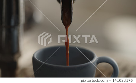 closeup espresso pour in ceramic cup closeup espresso pour in ceramic cup 141023176
