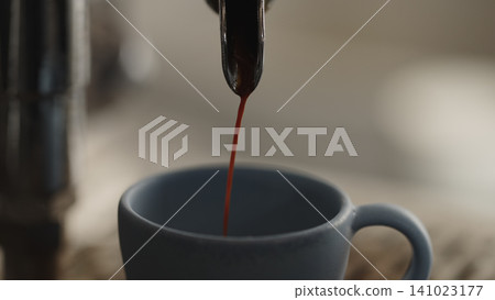 closeup espresso pour in ceramic cup closeup espresso pour in ceramic cup 141023177
