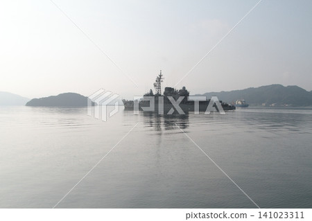 一艘驅逐艦駛過平靜的海面。 一艘驅逐艦駛過平靜的海面。 141023311
