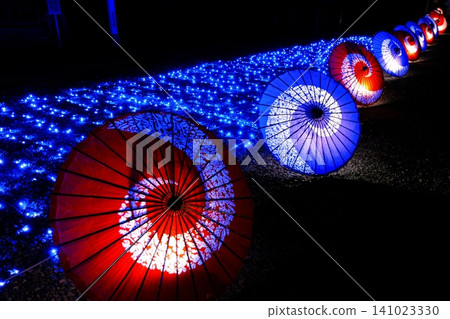 大宮冰河神社:藍色的燈光和一排燈火通明的日式傘。 大宮冰河神社:藍色的燈光和一排燈火通明的日式傘。 141023330