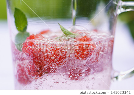 Pour soda over the fruit. Pour soda over the fruit. 141023341