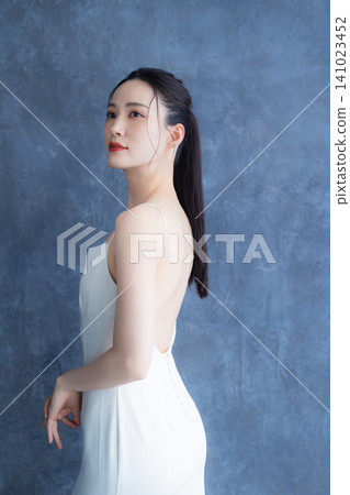一個穿著白色連衣裙的女人 一個穿著白色連衣裙的女人 141023452