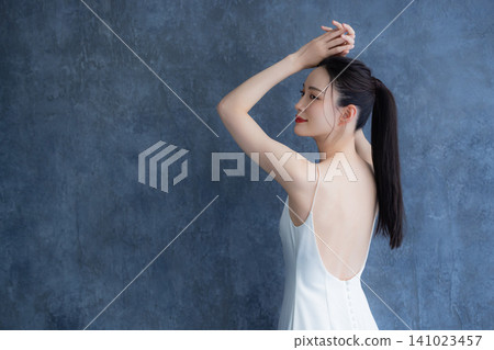一個穿著白色連衣裙的女人 一個穿著白色連衣裙的女人 141023457