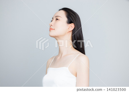 一位擁有優美頸項的女子 一位擁有優美頸項的女子 141023500