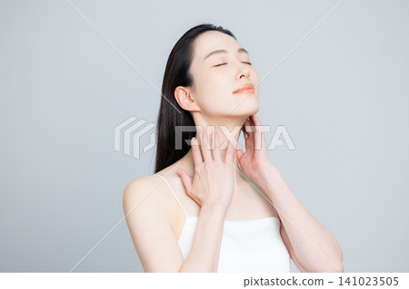 一位擁有優美頸項的女子 一位擁有優美頸項的女子 141023505