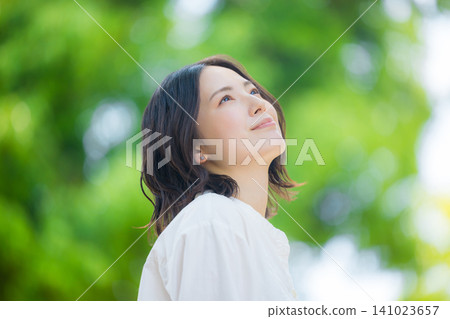 走在新綠色的婦女 141023657