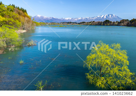 From the Anba Bridge over Lake Gosho, a reservoir on the Shizukuishi River in Shizukuishi Town, Iwate District, Iwate Prefecture, you can see the snow-capped Mt. Iwate and the Shizukuishi Ski Resort across the blue surface of the lake. From the Anba Bridge over Lake Gosho, a reservoir on the Shizukuishi River in Shizukuishi Town, Iwate District, Iwate Prefecture, you can see the snow-capped Mt. Iwate and the Shizukuishi Ski Resort across the blue surface of the lake. 141023662