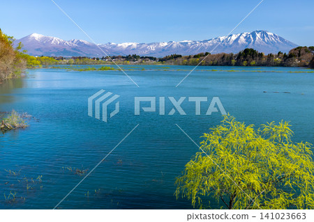 From the Anba Bridge over Lake Gosho, a reservoir on the Shizukuishi River in Shizukuishi Town, Iwate District, Iwate Prefecture, you can see the snow-capped Mt. Iwate and the Shizukuishi Ski Resort across the blue surface of the lake. From the Anba Bridge over Lake Gosho, a reservoir on the Shizukuishi River in Shizukuishi Town, Iwate District, Iwate Prefecture, you can see the snow-capped Mt. Iwate and the Shizukuishi Ski Resort across the blue surface of the lake. 141023663