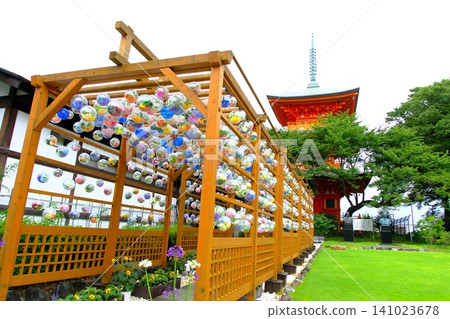 A corridor of flower bubbles and a vibrant three-story pagoda adorn Aobaen in Saitama City. A corridor of flower bubbles and a vibrant three-story pagoda adorn Aobaen in Saitama City. 141023678