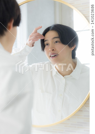 一個人看到一面鏡子 141023686