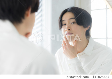一個人看到一面鏡子 一個人看到一面鏡子 141023687