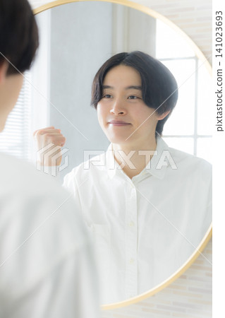 一個人看到一面鏡子 141023693