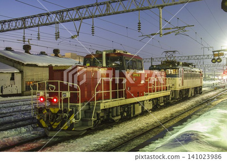 [Person with helmet covering face] HD300 locomotive No. 901 at Goryokaku Station 141023986