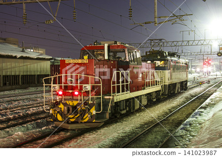 [Person with helmet covering face] HD300 locomotive No. 901 at Goryokaku Station 141023987