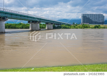 The Yodo River, swollen and muddy due to heavy rain, as seen from the Hirakata area of Yodo River Park, Hirakata City, Osaka Prefecture. The Yodo River, swollen and muddy due to heavy rain, as seen from the Hirakata area of Yodo River Park, Hirakata City, Osaka Prefecture. 141023993