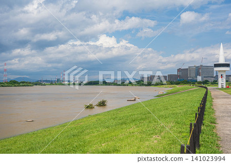 從大阪府枚方市淀川公園枚方地區看到的淀川,由於暴雨,河水暴漲且混濁。 從大阪府枚方市淀川公園枚方地區看到的淀川,由於暴雨,河水暴漲且混濁。 141023994
