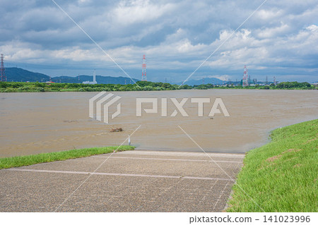 The Yodo River, swollen and muddy due to heavy rain, as seen from the Hirakata area of Yodo River Park, Hirakata City, Osaka Prefecture. The Yodo River, swollen and muddy due to heavy rain, as seen from the Hirakata area of Yodo River Park, Hirakata City, Osaka Prefecture. 141023996