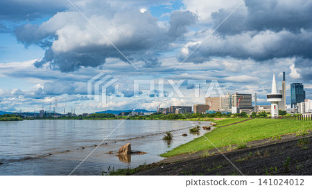 從大阪府枚方市淀川公園枚方地區看到的淀川,由於暴雨,河水暴漲且混濁。 從大阪府枚方市淀川公園枚方地區看到的淀川,由於暴雨,河水暴漲且混濁。 141024012