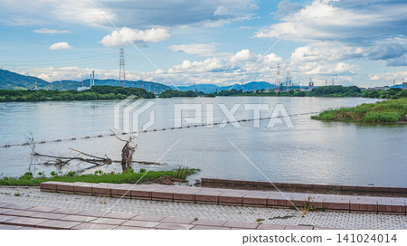 大阪府枚方市淀川水上劇場因暴雨導致水位上升而淹水。 大阪府枚方市淀川水上劇場因暴雨導致水位上升而淹水。 141024014