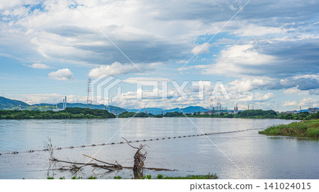 從大阪府枚方市淀川公園枚方地區看到的淀川,由於暴雨,河水暴漲且混濁。 從大阪府枚方市淀川公園枚方地區看到的淀川,由於暴雨,河水暴漲且混濁。 141024015