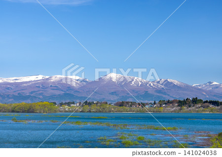從岩手縣岩手郡雫石町雫石川上的雫石湖上的安波橋上,可以看到湖面藍色的湖面上白雪皚皚的高倉山和雫石滑雪場。 從岩手縣岩手郡雫石町雫石川上的雫石湖上的安波橋上,可以看到湖面藍色的湖面上白雪皚皚的高倉山和雫石滑雪場。 141024038