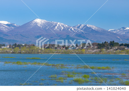 From the Anba Bridge over Lake Gosho, a dam lake on the Shizukuishi River in Shizukuishi Town, Iwate District, Iwate Prefecture, you can see the snow-capped Mt. Takakura and the Shizukuishi Ski Resort across the blue surface of the lake. From the Anba Bridge over Lake Gosho, a dam lake on the Shizukuishi River in Shizukuishi Town, Iwate District, Iwate Prefecture, you can see the snow-capped Mt. Takakura and the Shizukuishi Ski Resort across the blue surface of the lake. 141024040